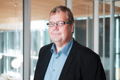 Portrettbilde av Åge Christoffer Lundeby som er kommunikasjonssjef i Vy ser i kamera.