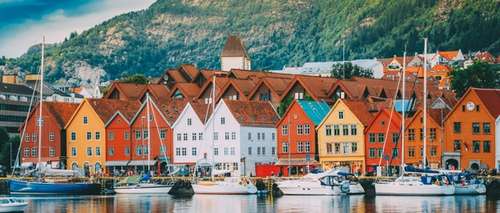 Fargerike hus på Bryggen i Bergen