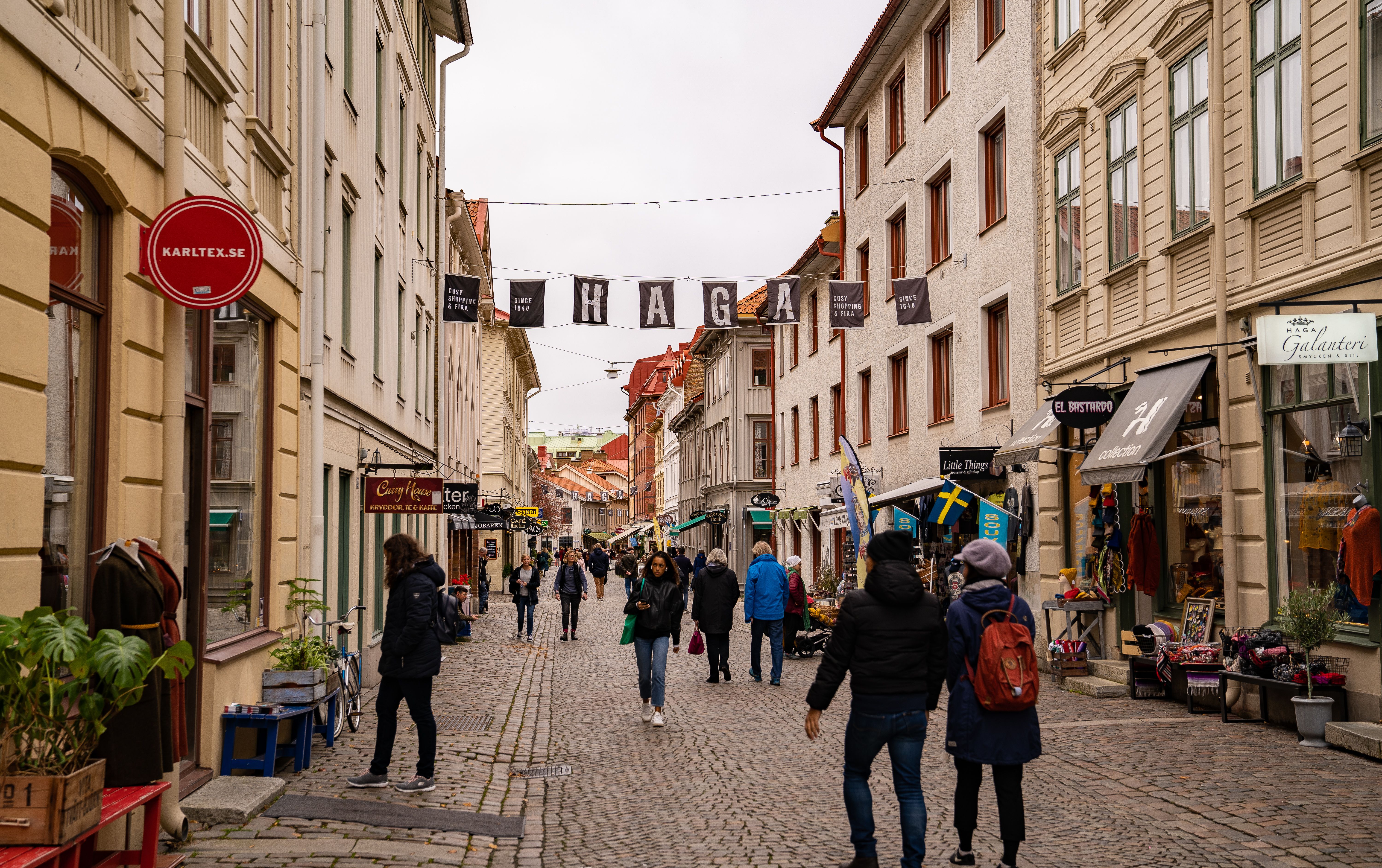Gågate med folk i bydelen Haga i Göteborg