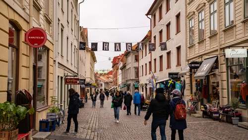 Gågate med folk i bydelen Haga i Göteborg