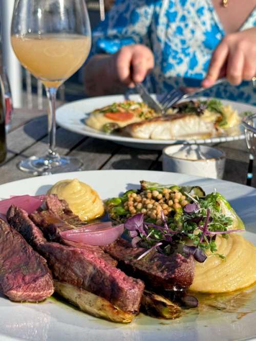 På Restaurant Slippen kan ein nyte middagen ute på den fine uteserveringa deira på bryggekanten.