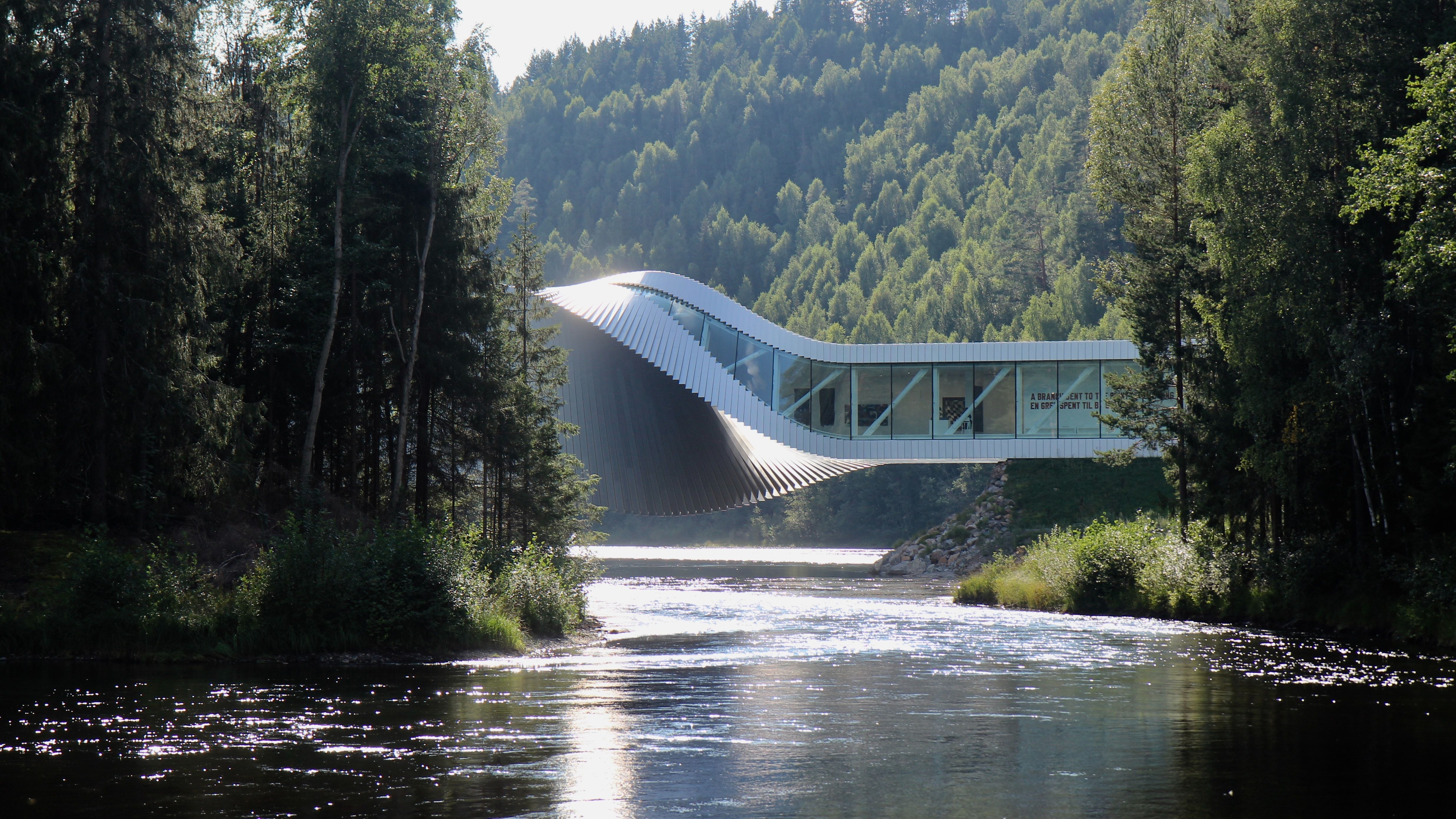 The Twist på Kistefos Museum - en moderne bygning som er delvis over vannet