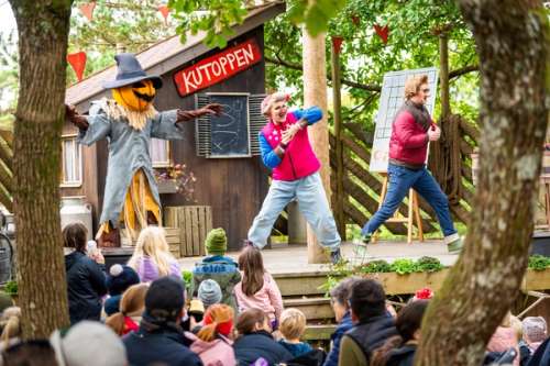 Teaterforestilling med tre utkledde personer på scenen under "skumle dager" i Dyreparken i Kristiansand.