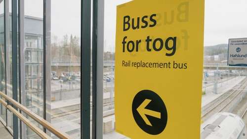 Vinduer med en gult skilt med teksten Buss for tog.