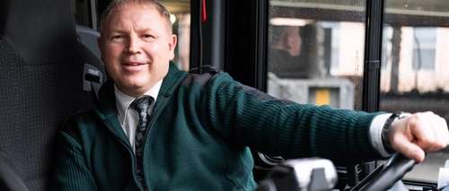 Vidar Engebretsen bak buss rattet smiler til kameraet
