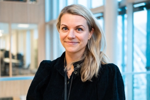 Portrettbilde av Kaja Rynning Moen, som er kommunikasjonssjef i Vy.