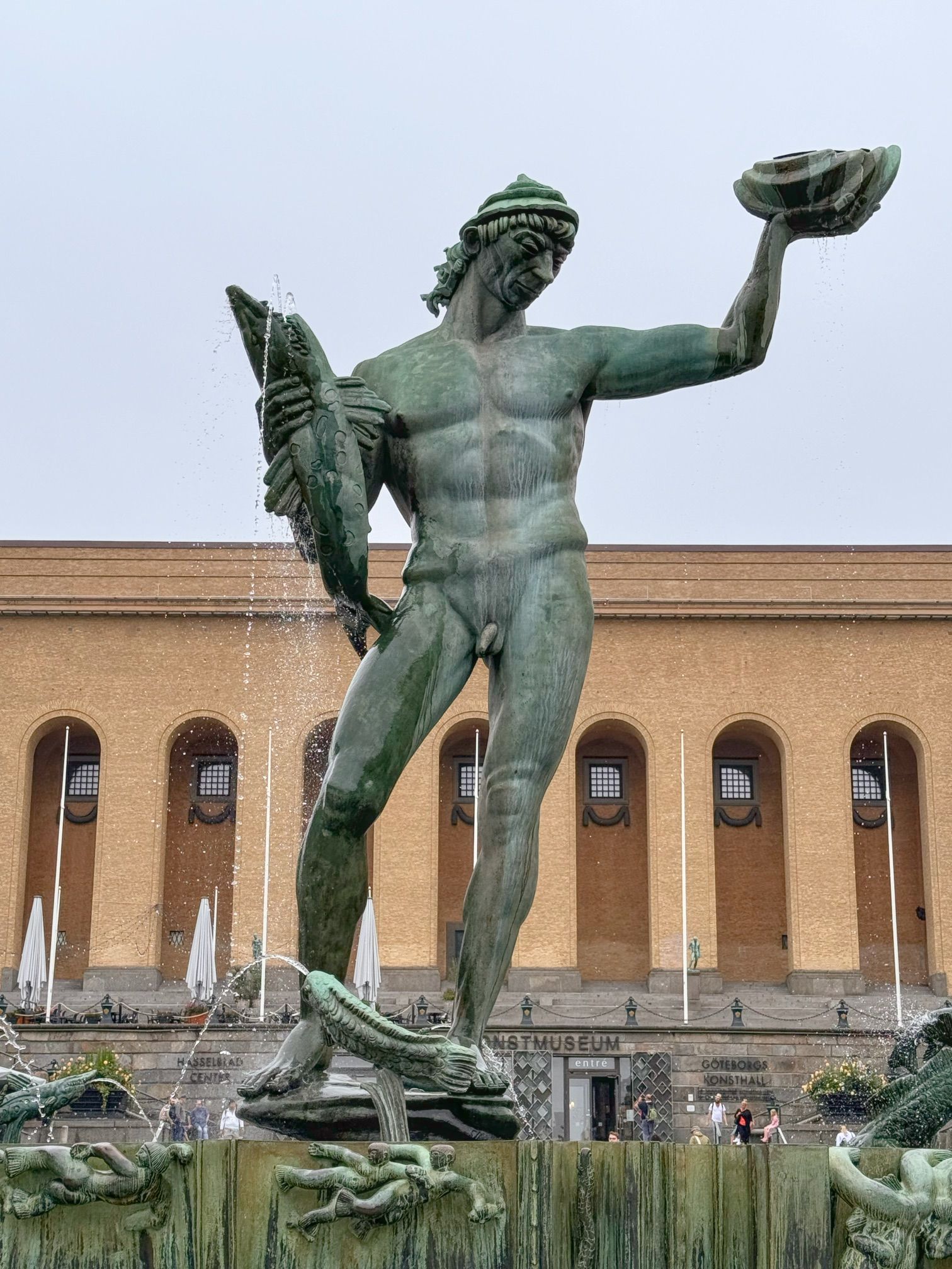 Poseidon står majestetisk i sentrum av Gotaplatsen omringet av theater, konserthus og kunstmuseum.