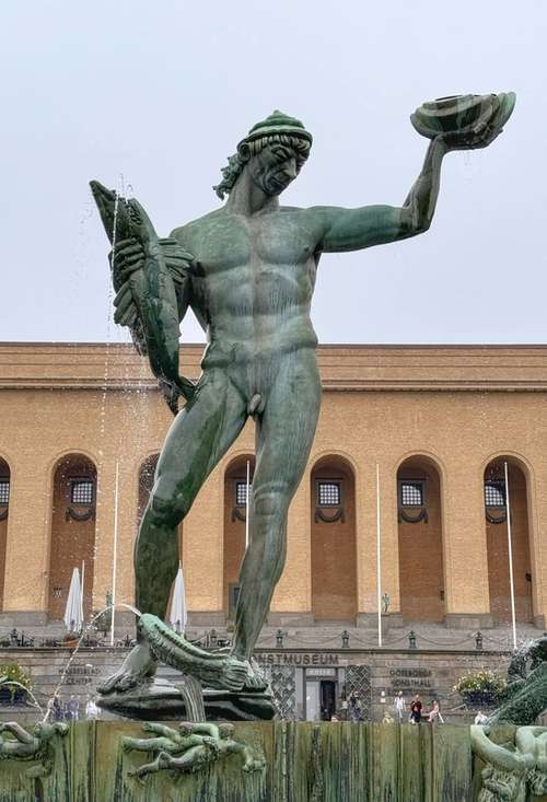 Poseidon står majestetisk i sentrum av Gotaplatsen omringet av theater, konserthus og kunstmuseum.