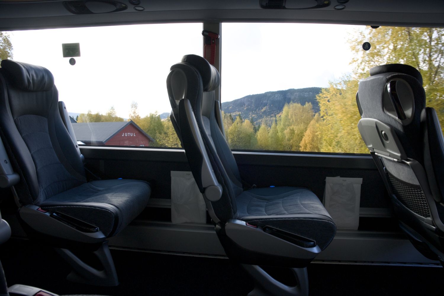 Tre seter på bussen.