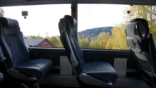 Tre seter på bussen.