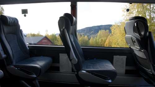 Seter i bussen.