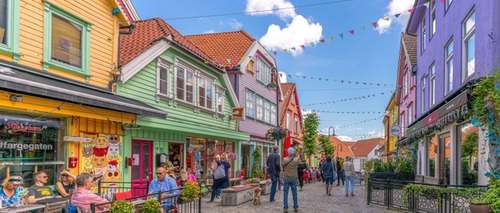 Fargegaten i Stavanger med mange fargerike hus