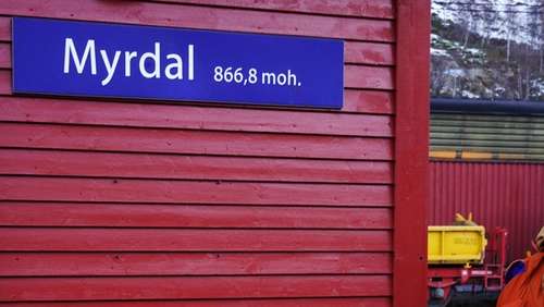 A red wall with a sign saying Myrdal.