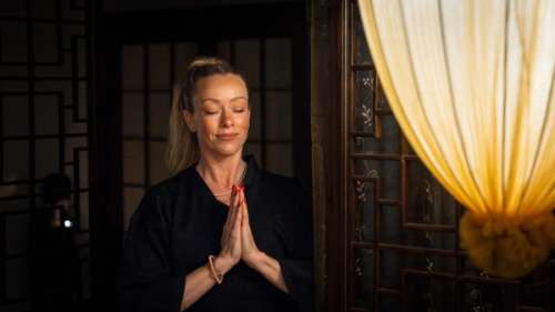 Kvinne sitter inne på et spa.