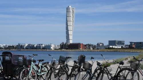 Høy bygning med sykler foran.