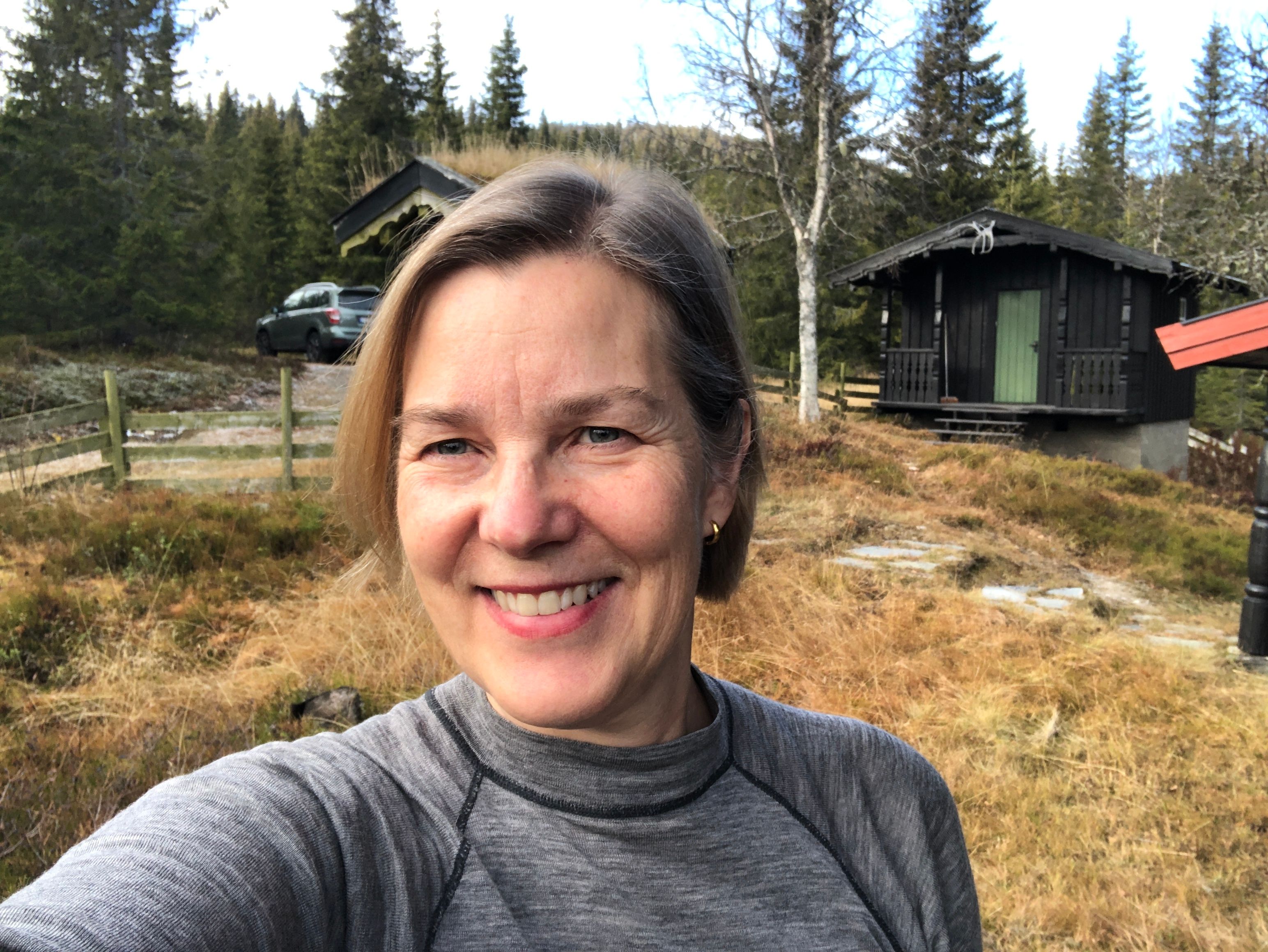 Bilde av Isabella Kubosch ute foran en hytte