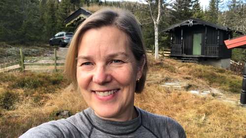 Bilde av Isabella Kubosch ute foran en hytte