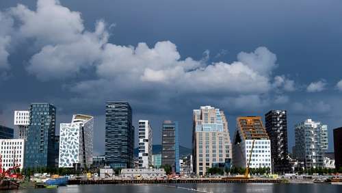 Mørke skyer over Barcode-bygningene i Bjørvika i Oslo