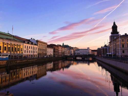 Bygninger på hver side langs kanalen i Gøteborg i solnedgang.