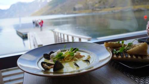 Skål med blåskjellsuppe på et bord.