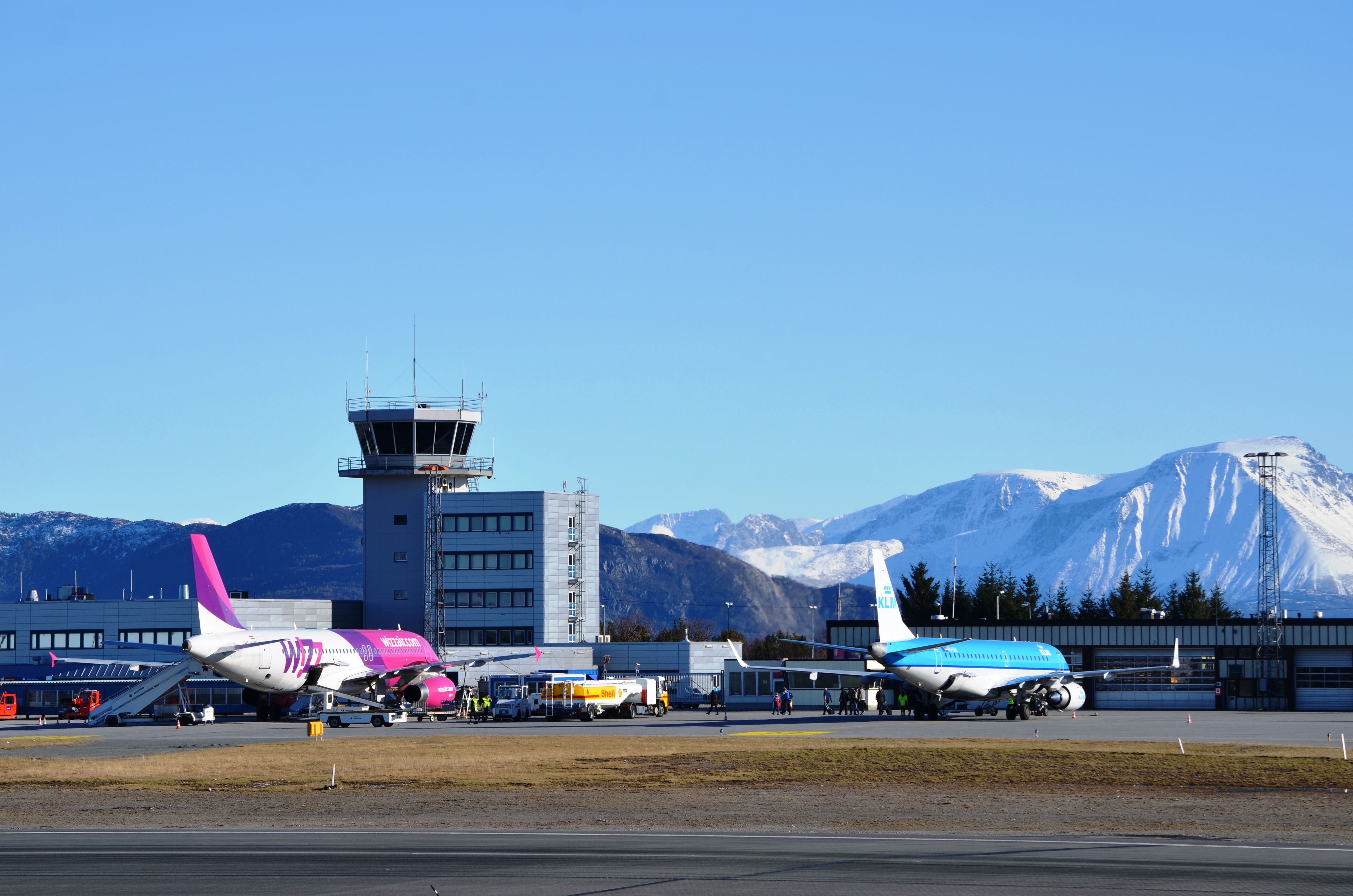 Fly ved flyplassen i Ålesund, Ålesund Lufthavn Vigra