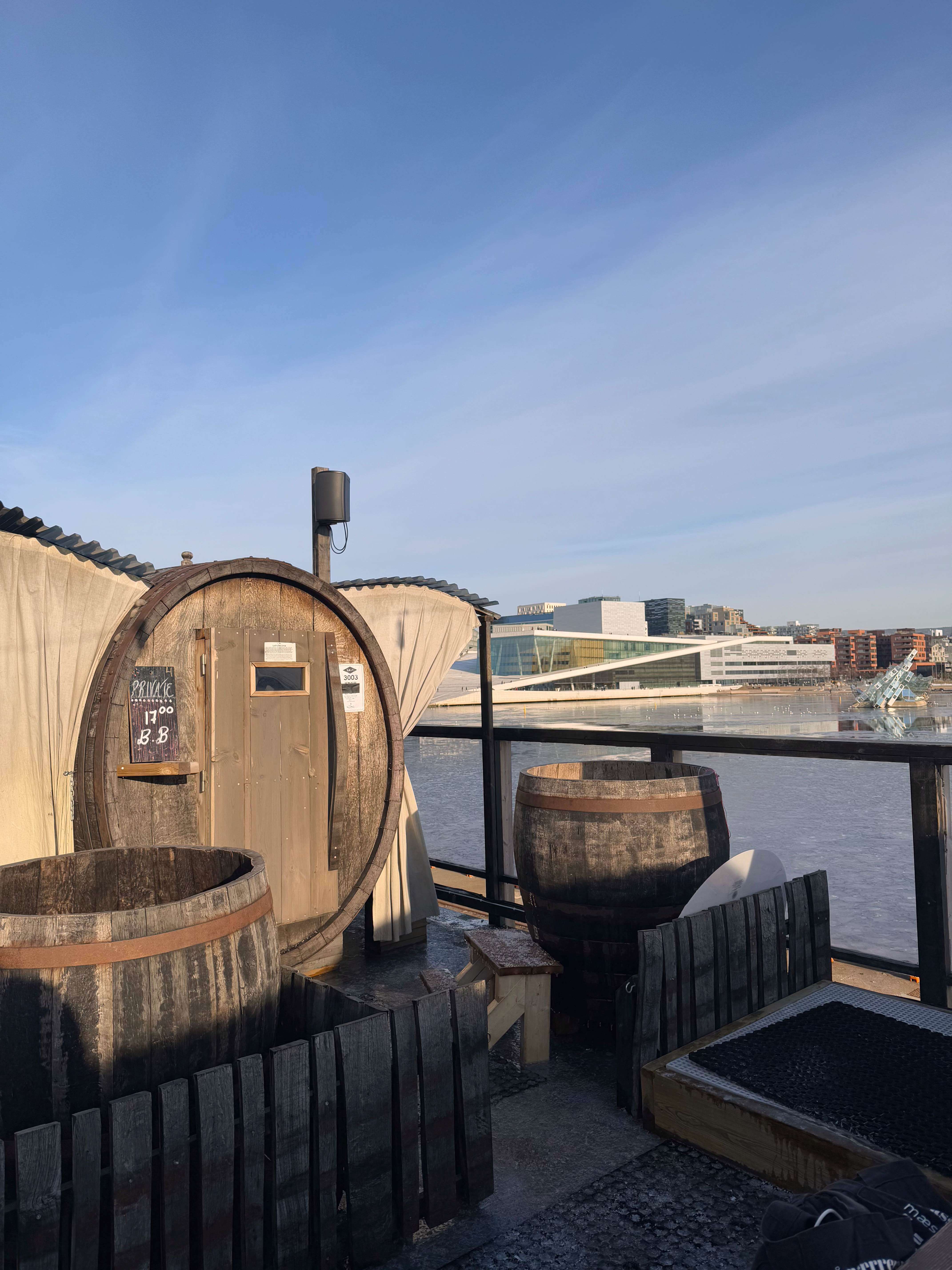 Badstue i treverk med Operaen i bakgrunnen