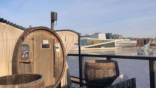 Badstue i treverk med Operaen i bakgrunnen