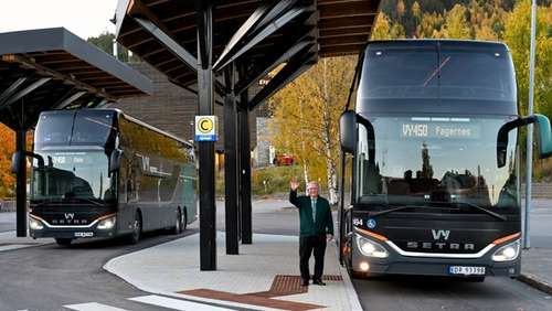 To Vy-busser på Fagernes stasjon og en bussjåfør ved siden av bussen som vinker.
