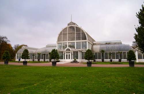 Palmehuset i Göteborg botaniske hage med grønn gressplen foran