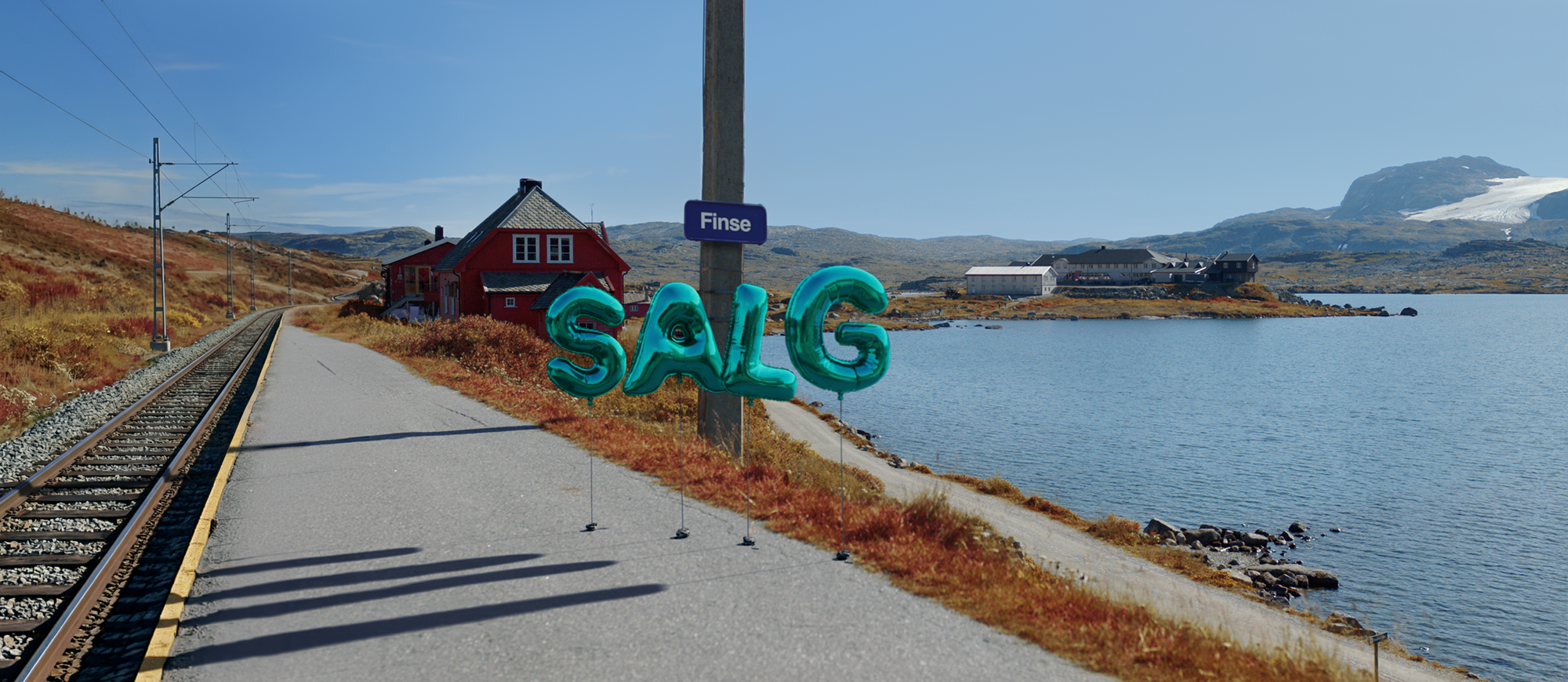 Vann med en vei som går langsmed, fjell og blå himmel i bakgrunnen. Et skilt hvor det står Finse, og Salg skrevet med ballonger.