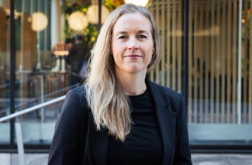 Portrettbilde av Jorunn Wold som er kommunikasjonssjef i Vy ser i kamera.