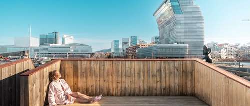En kvinne tar sauna i Oslo.
