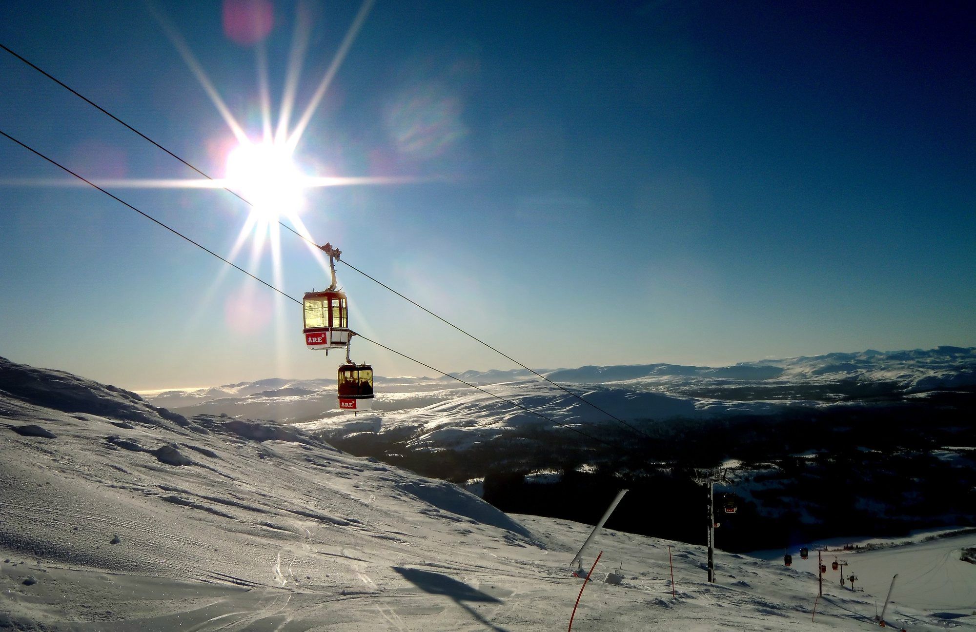 Skiheiser i slalombakke i Åre en solrik vinterdag