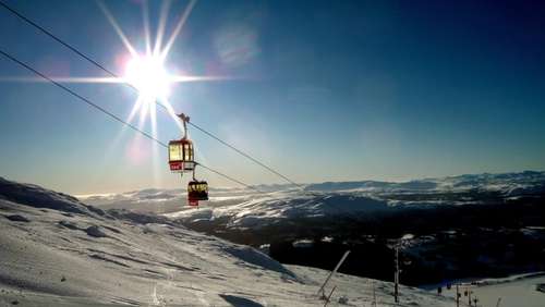 Skiheiser i slalombakke i Åre en solrik vinterdag