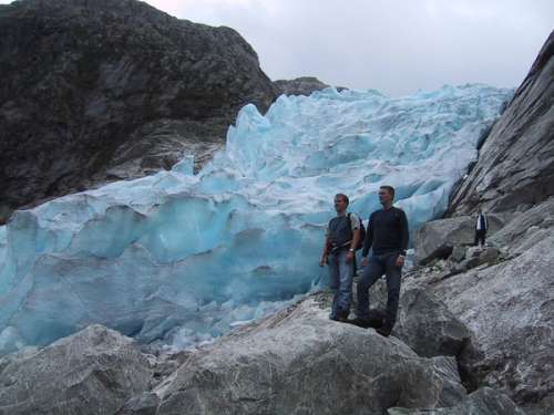 To personer som står ved en isbre.
