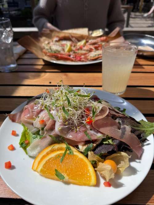 Serrano sandwich with mozzarella, tomato, lettuce and balsamic vinegar.