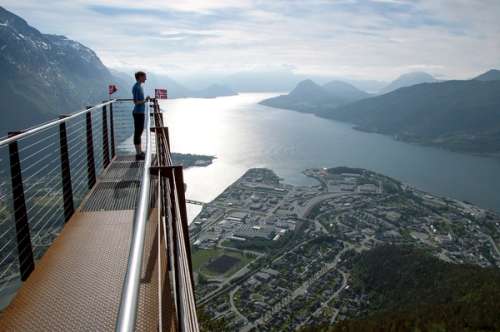 Utsiktsplattform i fjellsiden ovenfor Åndalsnes med utsikt mot Romsdalsfjorden