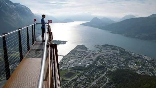 Utsiktsplattform i fjellsiden ovenfor Åndalsnes med utsikt mot Romsdalsfjorden