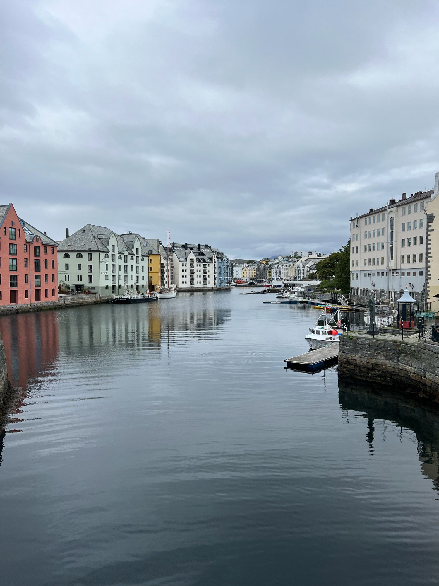 Fargerike hus ved vannet i Ålesund.