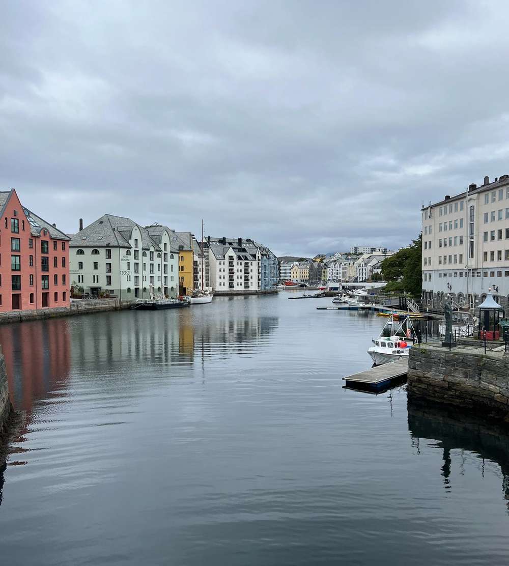 Fargerike hus ved vannet i Ålesund.