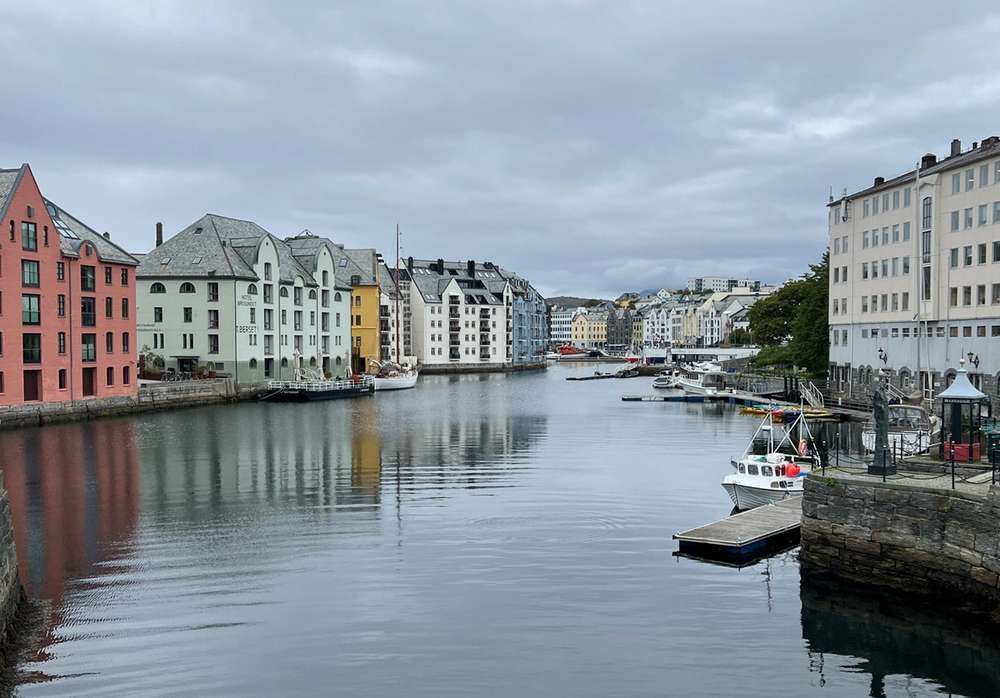 Fargerike hus ved vannet i Ålesund.