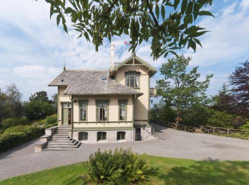 Et gammelt hvitt bygg - Edvard Munch