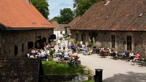 Folkeliv og uteservering i gamlebyen i Fredrikstad