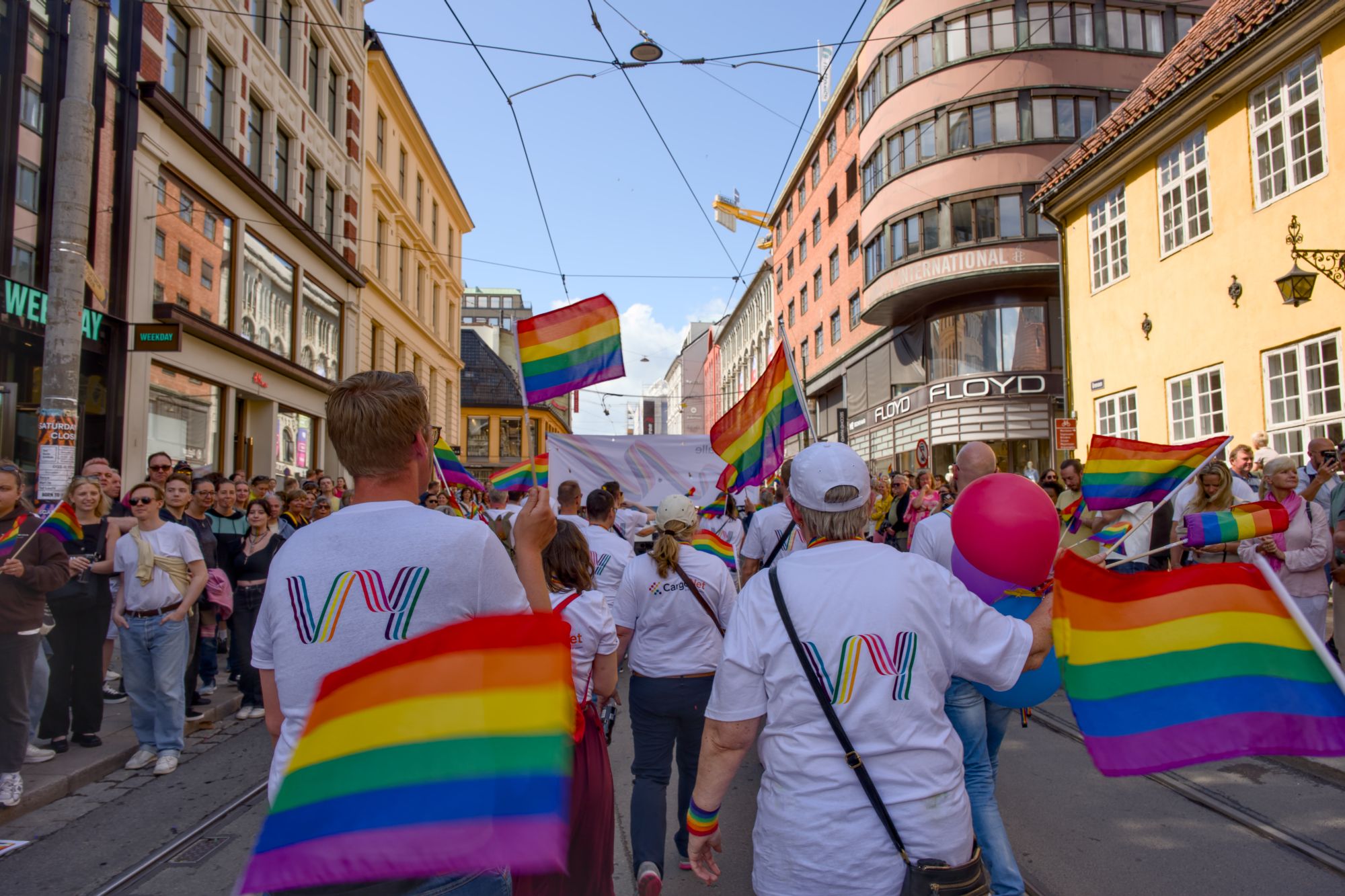 Illustrasjon av eit regnbogefarga bånd.