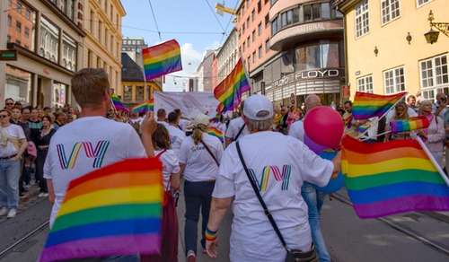 Vy-ansatte i Pride-paraden