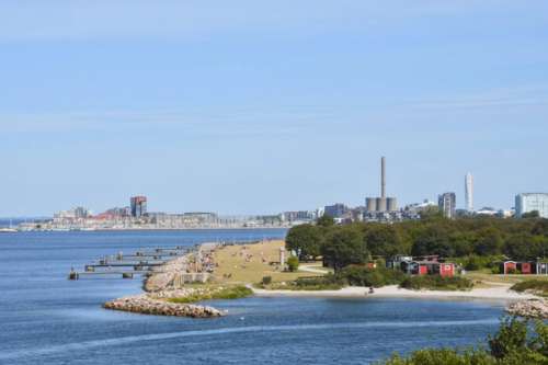 Utsikt over en havn og strand.