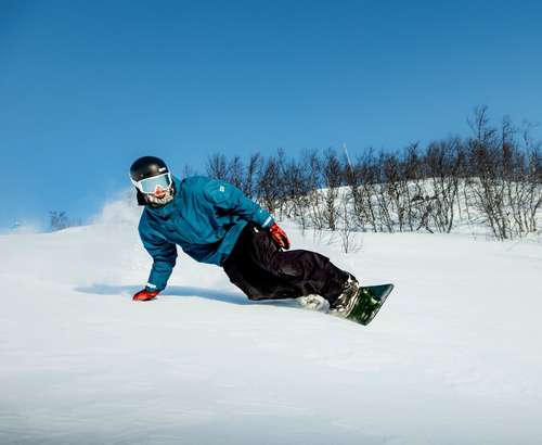 Person kjører snowboard