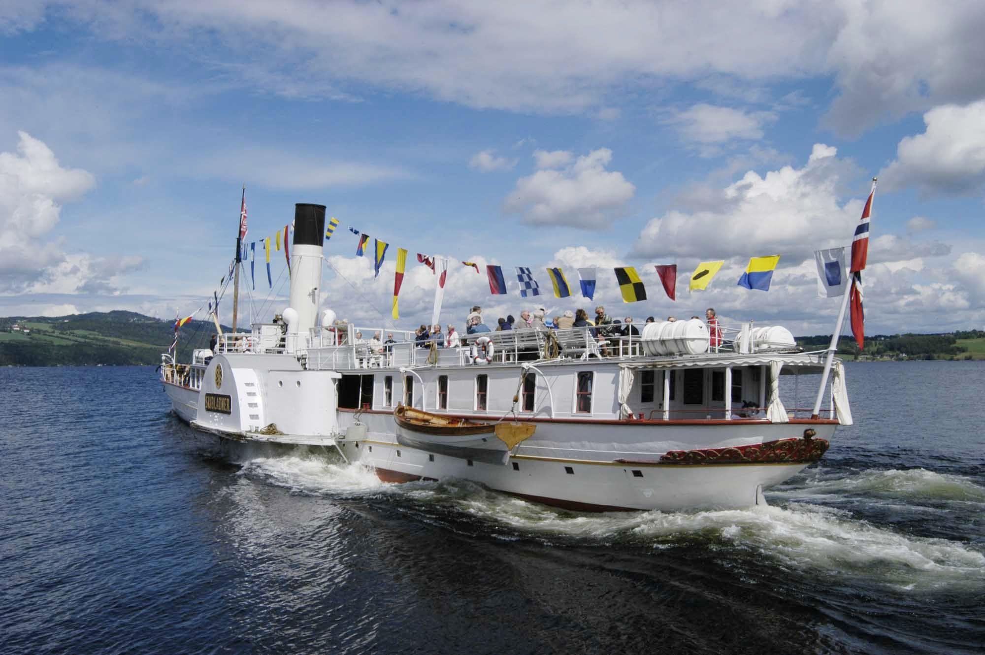 Verdens eldste hjuldamper, Skibladner, på Mjøsa mellom Gjøvik og Moelv
