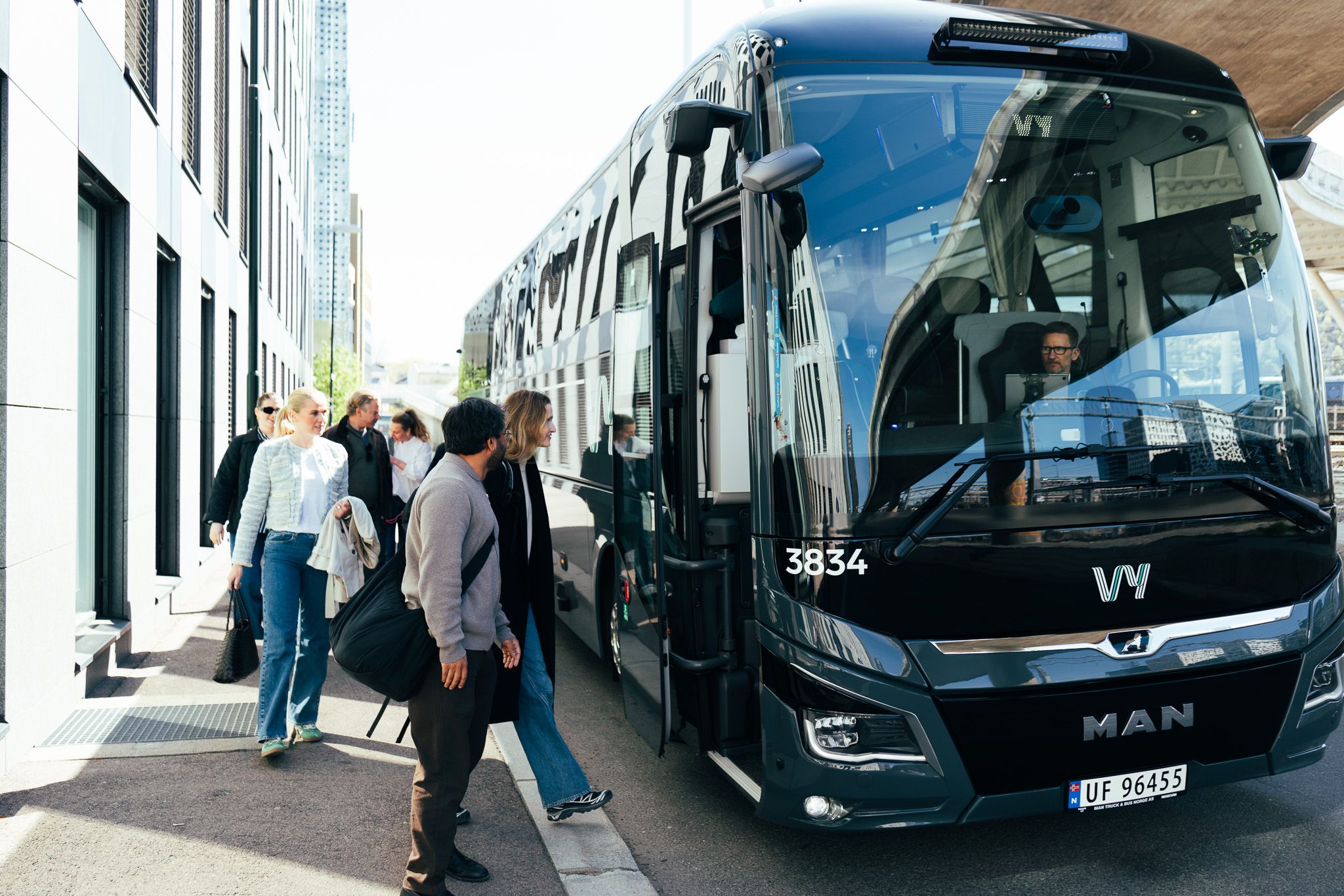 En gruppe som går om bord i en turbuss.