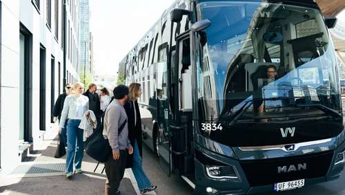 Ungt par på vei inn i bussen på en holdeplass